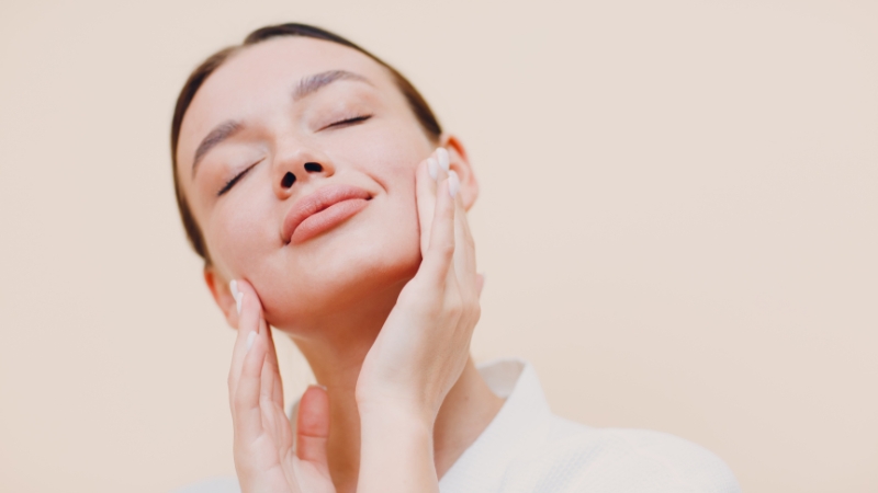 Massage nhẹ nhàng giúp các hoạt chất thẩm thấu tốt hơn vào da